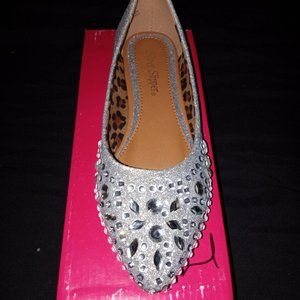 Brand New Never Worn Lil Girls Silver Emerald Flats In Size 7 For 40